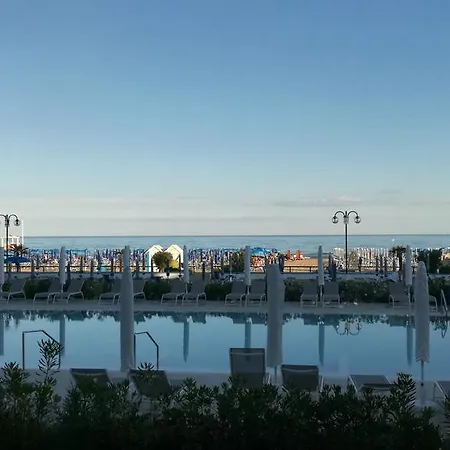 Отель Orient & Pacific 4*